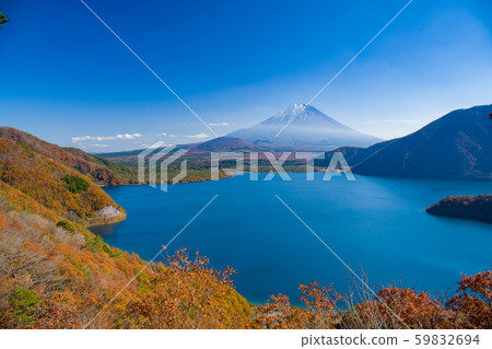 [Mt. Fuji] Nakanokura Pass, Lake Motosu Autumn 59832694