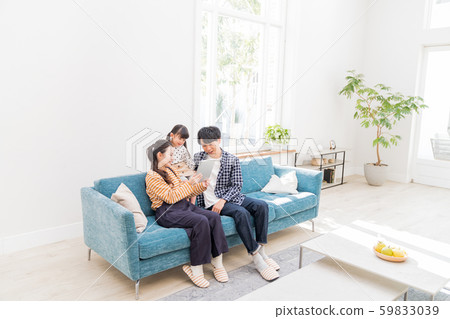 年輕的家庭,朋友,平板電腦 年輕的家庭,朋友,平板電腦 59833039