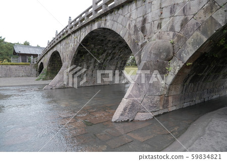 石橋紀念公園石橋下流淌的安靜河流 59834821