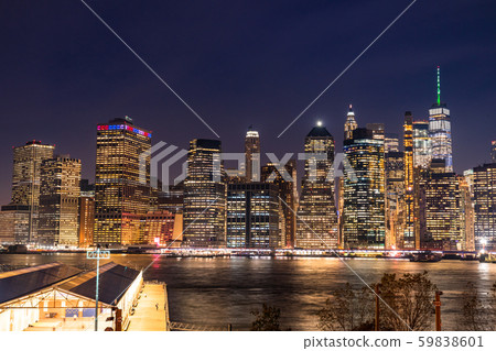 《紐約》曼哈頓布魯克林大橋高地長廊的夜景 《紐約》曼哈頓布魯克林大橋高地長廊的夜景 59838601