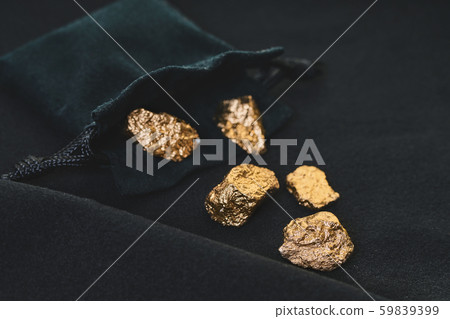 gold nuggets close-up 59839399