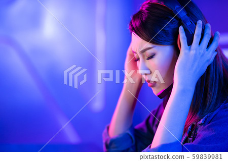 Asian girl cyber sport gamer 59839981