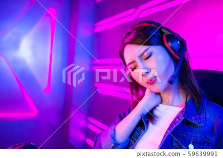 asian girl has shoulder pain 59839991