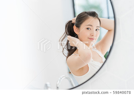 Young woman, beauty, looking through the mirror 59840078