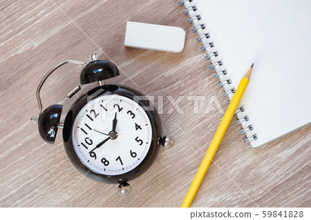 筆記本和桌上的時鐘 筆記本和桌上的時鐘 59841828