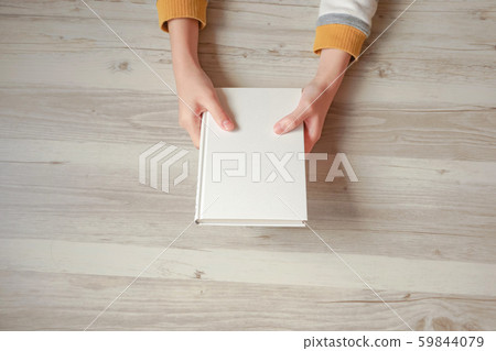 一個人拿著一本書 59844079