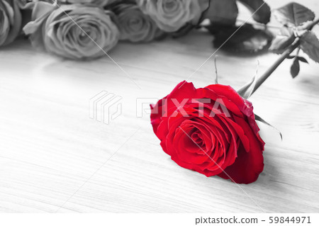零件顏色。桌上的玫瑰 59844971