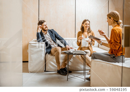 Couple at a reception at sales department or psychotherapist 59848195