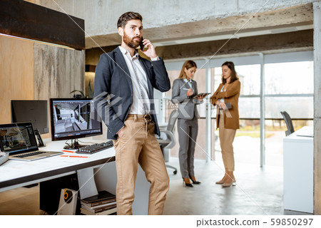 Businessman with colleagues at the office 59850297