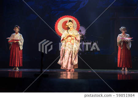 Traditional Japanese performance. Actress in 59851984