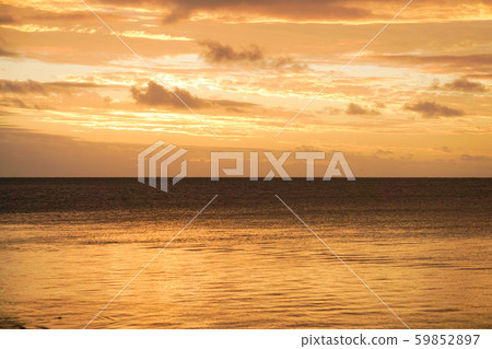 在新喀裡多尼亞昂斯瓦塔海灘的日落 在新喀裡多尼亞昂斯瓦塔海灘的日落 59852897