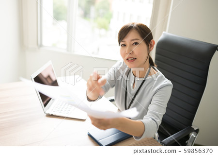 女性肖像 59856370