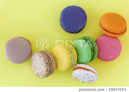 Sweet colorful French macaroon biscuits on pastel 59857054