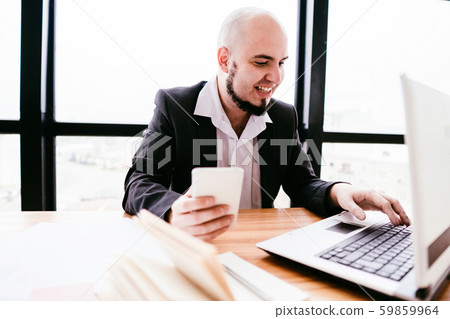 businessman writing note on mobile phone 59859964