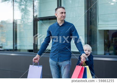 Father and little son with colorful shopping bags 59861255