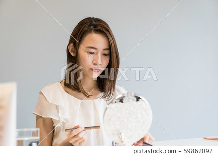 女人做化妝，睫毛，睫毛膏 59862092