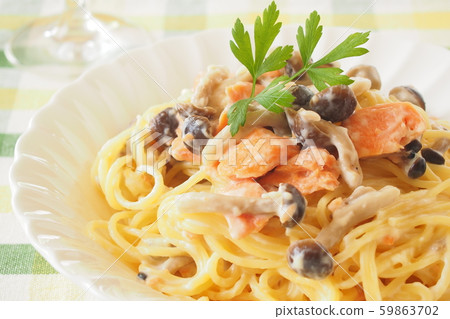 三文魚和三文魚奶油醬意大利面 59863702
