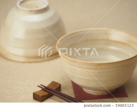 Only two thin brown rice bowls are placed diagonally! Refreshing background with chopsticks 59865123