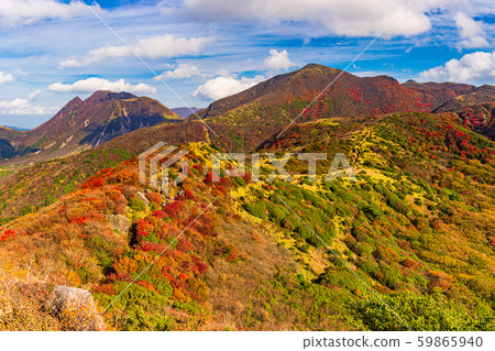 Overlooking Mt. Mimata and Mt. Hoshisho from Mt. A superb view of the bright autumn leaves. Oita Prefecture Kuju Mountain Range 59865940