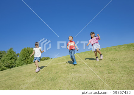 孩子們在公園的山上玩 孩子們在公園的山上玩 59867423