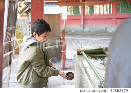 Visit a shrine Visit a shrine 59868879