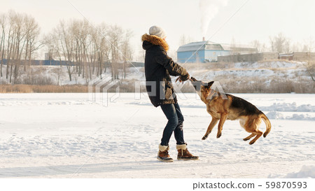 To walk the dog 59870593