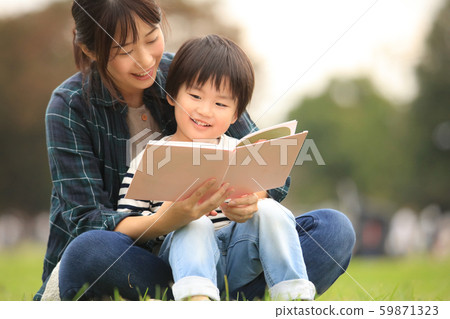 家長和孩子一起看書 59871323