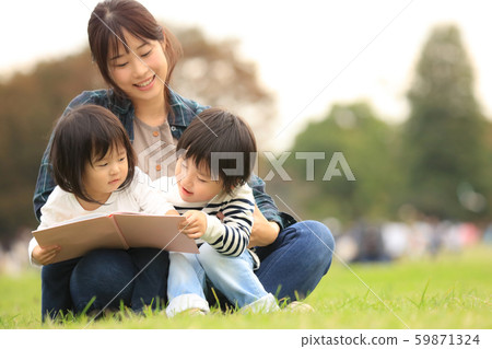 家長和孩子一起看書 家長和孩子一起看書 59871324
