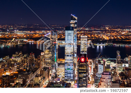 《紐約》曼哈頓中城的夜景 《紐約》曼哈頓中城的夜景 59872597