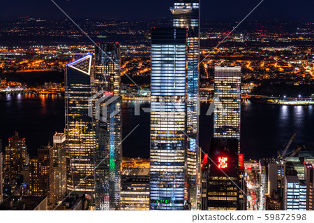 《紐約》曼哈頓中城的夜景 《紐約》曼哈頓中城的夜景 59872598
