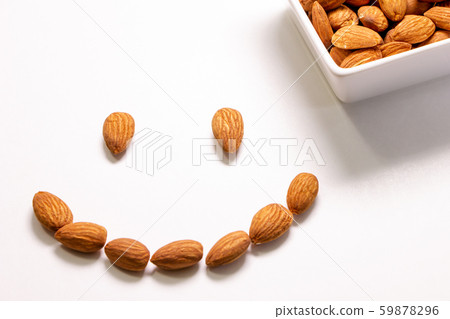 杏仁(富含維生素E和膳食纖維的堅果,據說對美容和健康有益)的笑容。 杏仁(富含維生素E和膳食纖維的堅果,據說對美容和健康有益)的笑容。 59878296