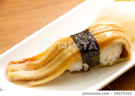 煮鰻魚配什錦壽司。 煮鰻魚配什錦壽司。 59879163