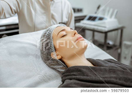 Woman making vacuum hydro peeling at the beauty salon 59879503