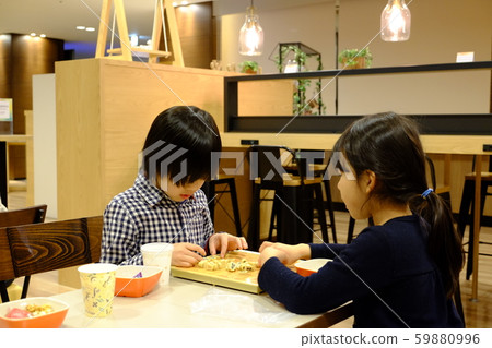 孩子在玩將棋 孩子在玩將棋 59880996