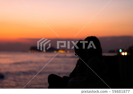 Couple staring at Enoshima 59881877