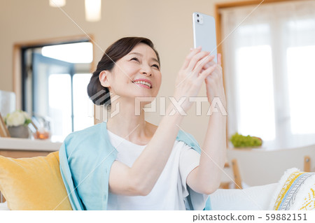 中間女士，智能手機 59882151