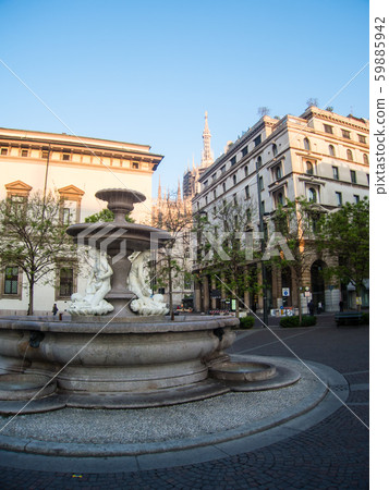 Milan cityscape: fountain and building where the sun rises 59885942