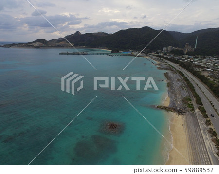 海岸線〜用無人機的鳥瞰圖（Oyama Nago city，Okinawa） 59889532
