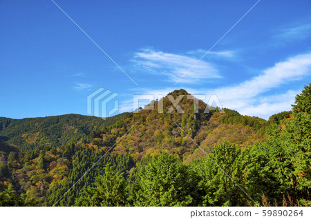 三嶽山的秋天景色 59890264