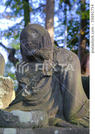 摸她的臉的石佛（垂直） 59891754