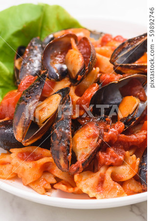 Mussels in tomato pasta 59892746