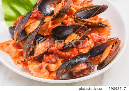 Mussels in tomato pasta 59892747