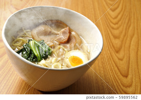 Hot pork bone ramen 59895562