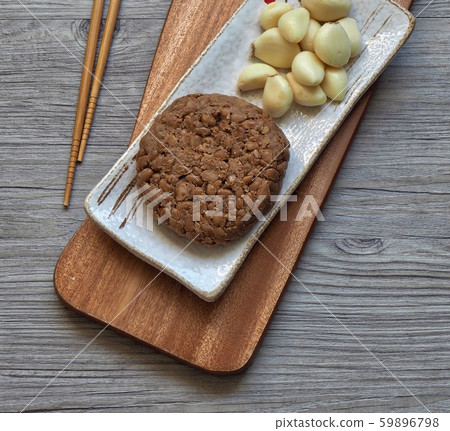 Korean food Cheonggukjang and garlic 59896798