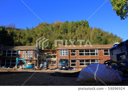 1960年建造的福浦小學（島根縣松江市）（2001年關閉）的拆除工程 59896924