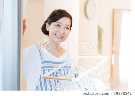 中年婦女主婦洗衣房 59898541