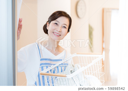中年婦女主婦洗衣房 中年婦女主婦洗衣房 59898542