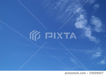 Fall clouds in the autumn sky 59899007