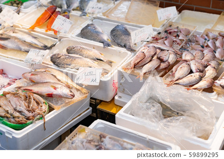 Fresh fish store 59899295