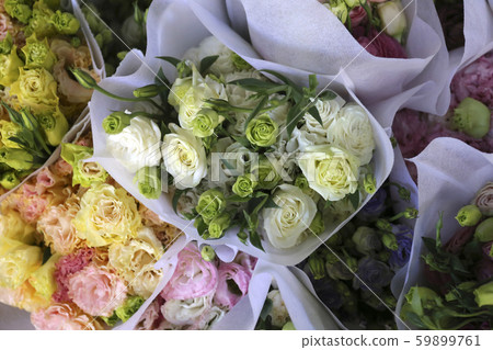 在一家花店排隊的七彩花朵 59899761